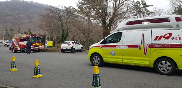 지난 10일  40대 중반 한라산  등반객이 하산 도중에 갑자기 쓰러져 의식을 잃어 구급차가 도착한 모습(사진 고기봉 기자)