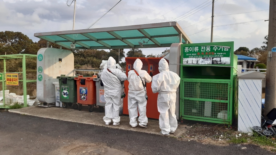 동부소방서 성산의용소방대원들이 코로나19 감염 예방을 위해 클린하우스를 방역하고 있다(사진 고기봉 기자)