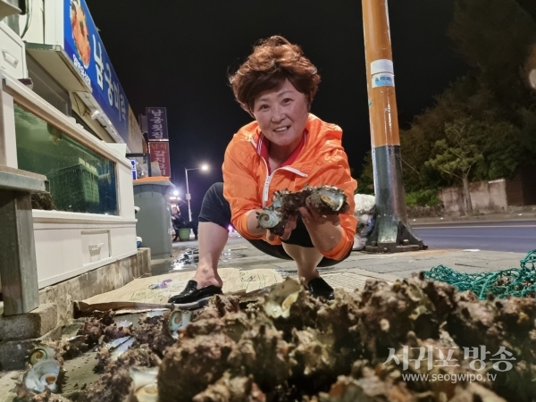 가파도 상군해녀인 가파도식탁 김영남대표가 직접 채취한 뿔소라를 내보이고 있다.