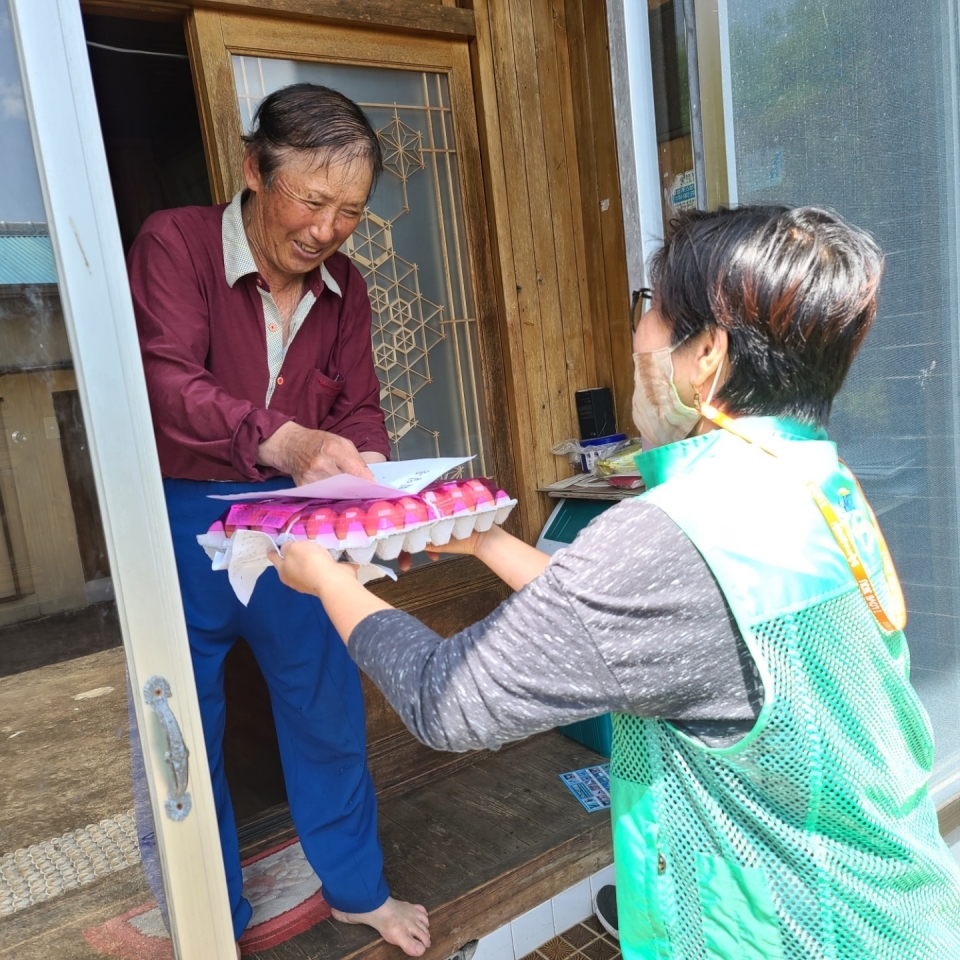 성산읍 수산1리 새마을 부녀회원들이 70세 이상 어르신들에게 생필품을 전달하며 말벗이 되어드리고 있다.(사진 고기봉 기자)