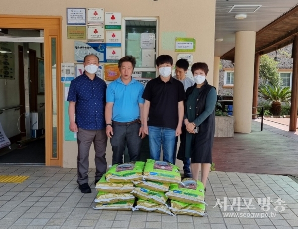 박은교 대표 부부가 정혜재활원을 방문 쌀 나눔 봉사활동을 펼치고 있다. (사진 김연화 기자)