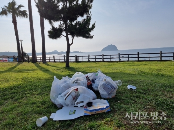 먹고난 후 버리고간 쓰레기는 누가 치워야 하나