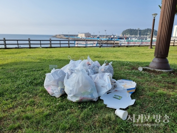 자연경관이 아름다운 자구리공원에 몰상식한 사람들이 버리고간 쓰레기로 몸살