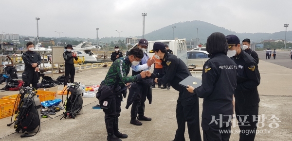 서귀포해양경찰서는 15일 민간단체 및 개인 총 39명을 명예해양환경감시원으로 위촉하고 본격적인 운영을 시작했다.