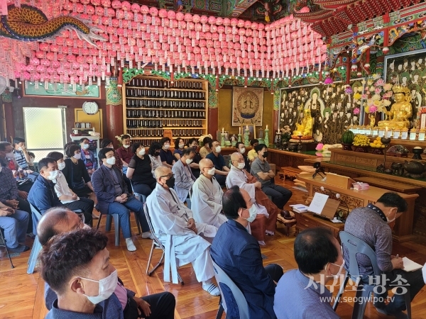 금선암 "불설대보부모은중경" 특강을 청취하고 있는 스님과 불자들,..