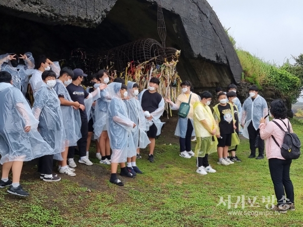 제주도내 청소년들이 일제강점기 일본군 만행현장 알뜨르비행장 탐방