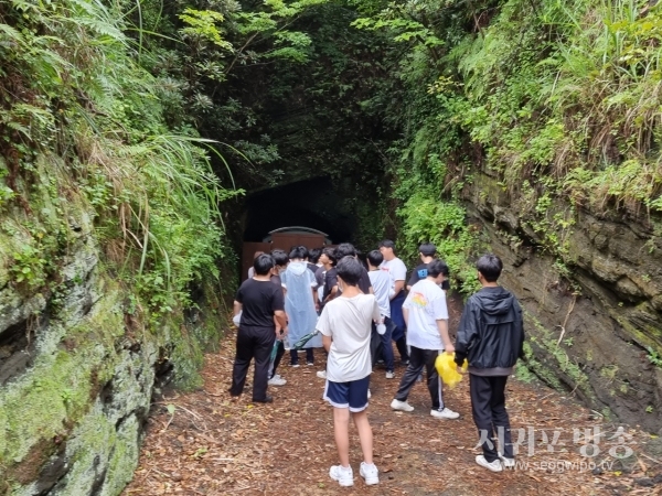 일제강점기 일본군 진지동굴 지하벙커 현장탐방 청소년들