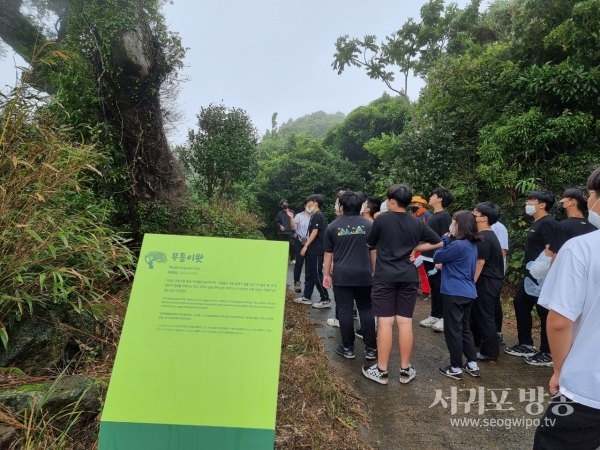 무등이왓 마을 제주4.3당시 피해현장 탐방하며 해설사 해설을 듣고있다.