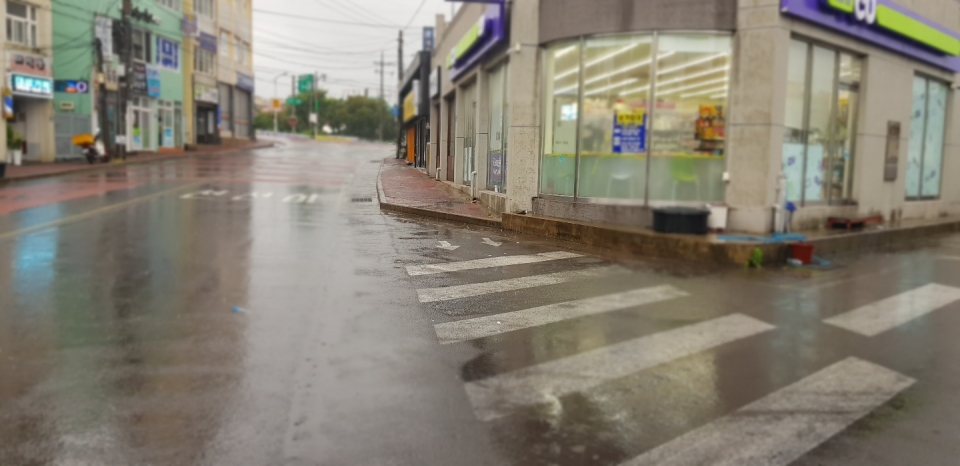 성산읍 고성리 동남초등학교 부근 씨유 성산동남점 앞 횡단보도 턱이 높아 교통약자들은 도로를 횡단 할 수박에 없는 현실이지만 행정은 수수방관..(사진 고기봉 기자)