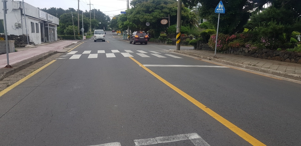 성산포 천주교 부근은 어린이 보호구역으로 인도 파손 및 횡단보도 턱이 높아 교통약자들이 이용에 불편을 겪고 있다.(사진 고기봉 기자)