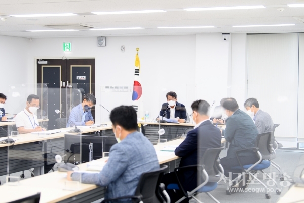 서귀포시는 22일 긴급 간부회의를 열고 공직자들이 철저한 방역지침을 준수하도록 당부했다.