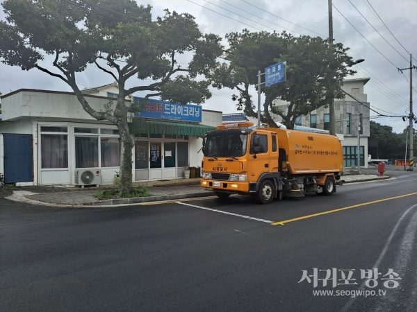 토평동 마을 안길을 청소중인 노면청소차