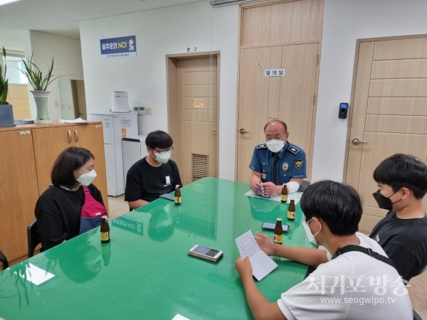 중문파출소장이 경찰직업진로체험활동을 위해 방문한 중문중 1학년 학생에게 질문에 답해주고 있다.