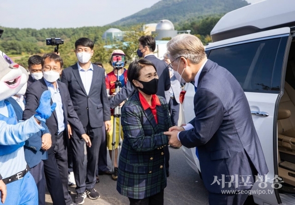 강금실 열린캠프 후원 회장이 제주 합동 연설회장을 전격 ‘깜짝 방문’했다.