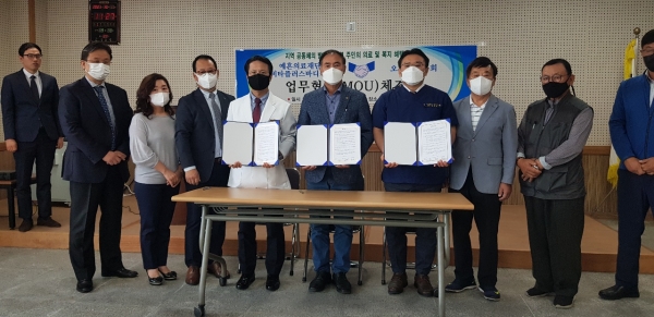 11일 오전 11시 서귀포시 성산읍 오조리 마을 회관 2층 회의실에서 마을 관계자와 예흔메디케어 그룹 임원들이 지역경제 발전과 의료 미ㅣㅊ 복지 혜택 확대를 위한 협약식을 체결했다(사진 고기봉 기자).