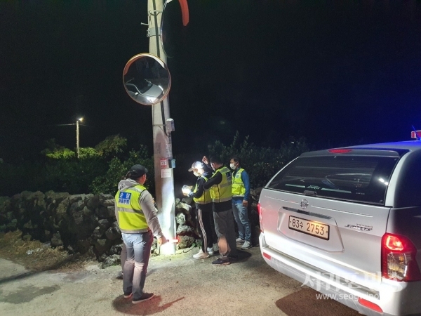 감귤원 및 저장고 밀집지역 감귤도난예방 방범활동 펼치는 자율방범대원들,...