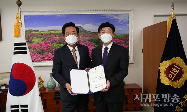 제주도의회는 김석주 공보관을 임명했다.