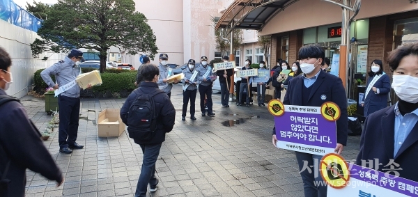 서귀포경찰서는 10일 아침 7시 40분부터 8시 30분까지 서귀포 중학교에서 등굣길 학생 대상으로 “학교폭력 예방 캠페인” 활동을 전개했다.