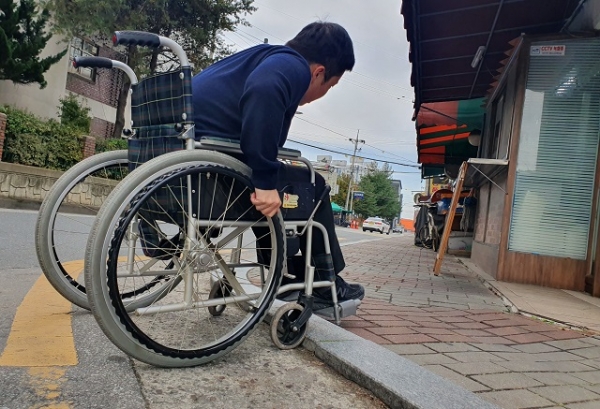 보행의 날을 맞이하여 보행권 확보를 위해 살펴본 결과 휠체어가 2cm 인도 턱도 넘지 못해 힘든 모습