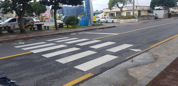 성산읍 고성 오일시장 횡단보도 턱이 15cm 이상으로 노인, 휠체어, 여행객 여행용 가방 등 통행에 불편