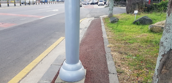 가로등 기둥과 인도 경계석이 50 cm도 되지 않아 휠체어 통행은 불가능하고 바로 앞 인도는 급경사로 일반인들도 통행에 어려움