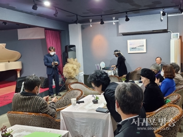 서귀포 예그리나 아트홀에 음악회를 예술인들이 자리하고 있다.