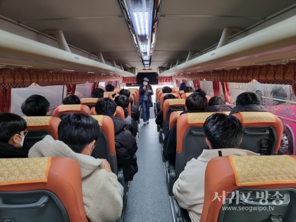 비날씨 버스내에서 이여숙 문화해설사가 해설하고 있다