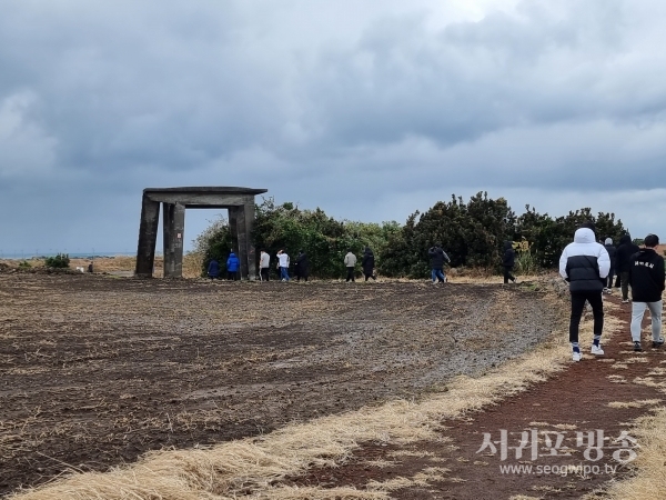 알뜨르비행장 전투기 이착륙 위한 관제탑 전경