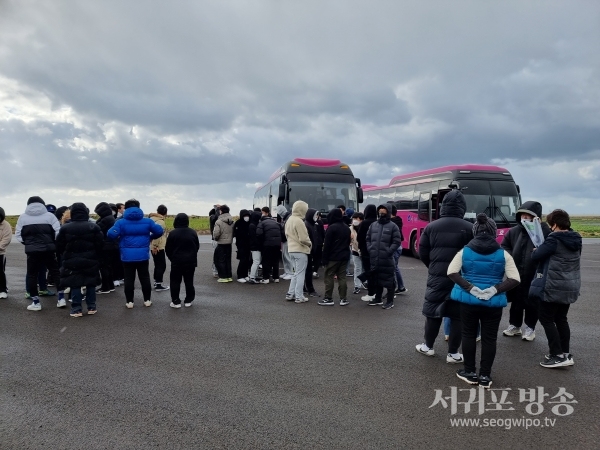 제주역사 바로알기 탐방나선 청소년들이 알뜨르비행장 주차장에 집결했다.