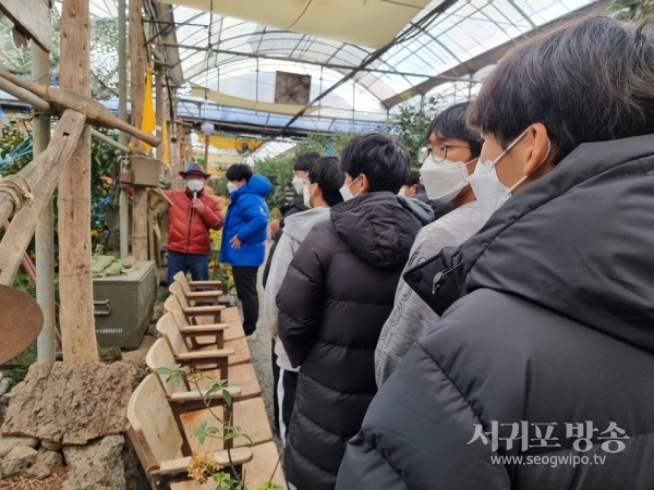 쇠소깍 산물관광농원 보물창고를 설명과 함께 둘러보고 있다