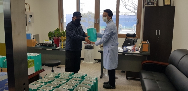 데움 한의원 박준상 원장은 오조리 노인회을 방문하여 코로나19 살균제 및 파ㅏ스 50세트을 전달하였다.