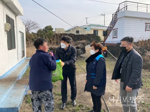 성산읍 지역사회보장협위체는 지난달 28일 설명절 어려운 가구를 위문하면서 떡국세트를 전달했다.