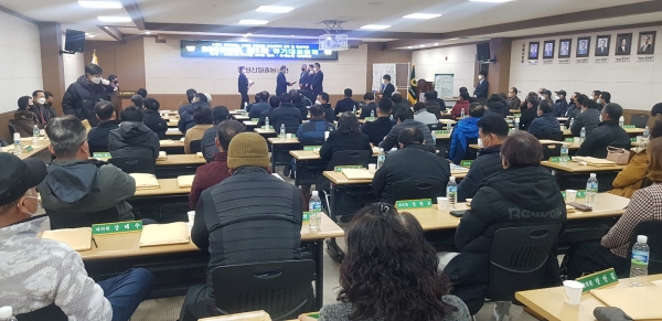 성산일출봉농협 정기 대의원회에서 선출된 이사들에게 당선증을 교부하는 모습