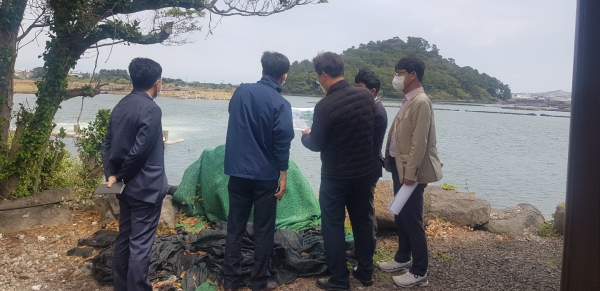 마을 만들기 특화사업인 수질개선 나노버블 시스템 설치 현장을 방문한 송성일 농어촌개발이사가 현장 방문하여 마을 현안을 듣고 있다.