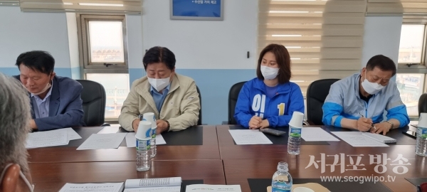 민주당 오영훈 도지사후보와 이서윤 대정읍 도의원후보는 17일 오전 모슬포수협 촌계장협의회로부터 건의사항을 청취했다.