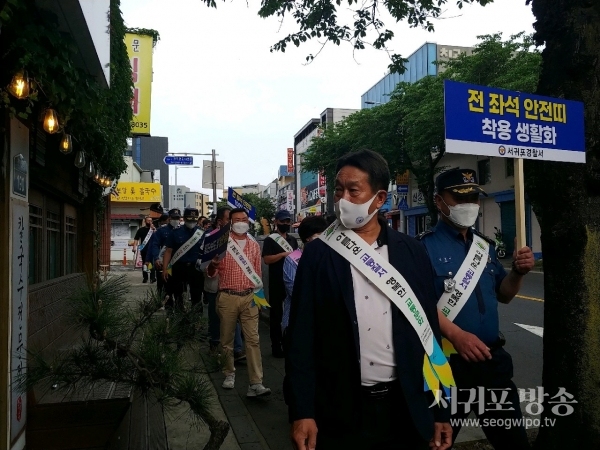 중문파출소직원과 협력단체 등 합동 교통캠페인을 펼치고 있다