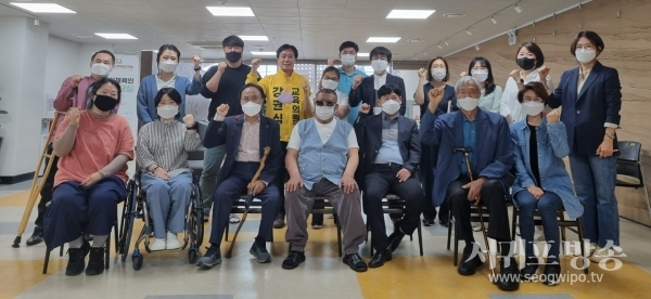 강권식(64) 제주도교육의원 후보(서귀포시 동부선거구)는 24일 오전 11시 서귀포장애인단체연합회(회장 강권선)를 방문해 회원들과 간담회를 갖고 애로사항을 청취했다.