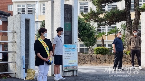 박은교 대표와 학생임원 등 캠페인 현장사진