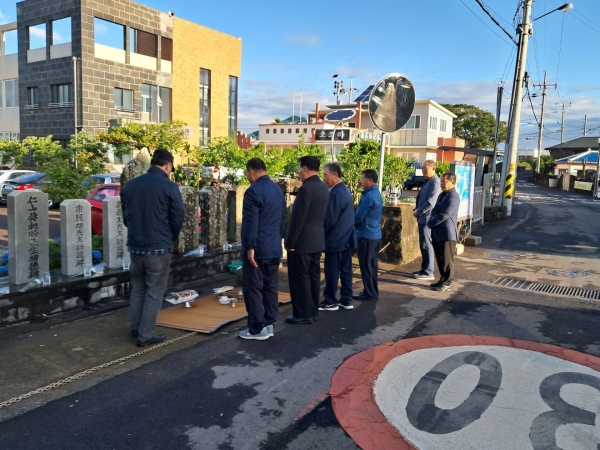 제67회 현충일을 맞이하여 마을내 공덕비에서 순국선열에 대한 추념식을 거행했다.