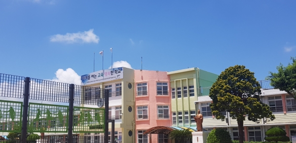 현충일에 조기 게양을 해야 하지만 평소처럼 평기를 게양해 있는 모습. 현충일 조기 게양ㅇ 미흡하다.