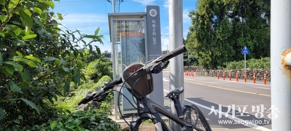 서귀포시내 버스정류장에서 자전거를 보관하는 모습