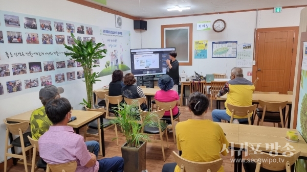 봉사자회원 대상 긴급신고의무자 교육을 하고 있다.