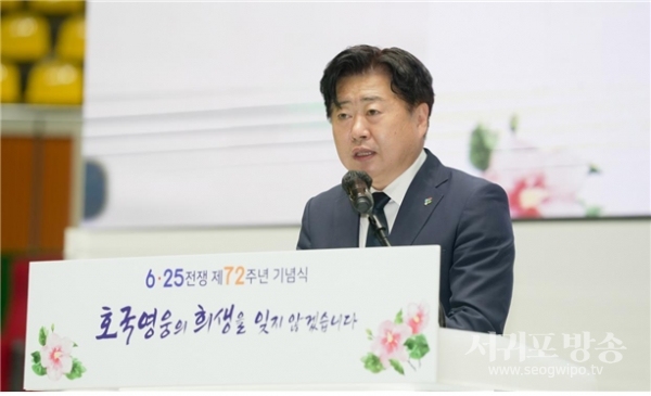 오영훈 제주특별자치도지사 당선인이 25일 한라체육관에서 열린 6.25전쟁 제72주년 기념식에 참석해 기념사를 하고 있다.