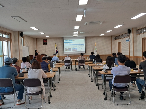 오조리 마을회 2층 회의실에서 행복농촌 만들기 콘테스트 현장평가 심사위원들에게 PPT 발표를 하는 고기봉 이장 모습.