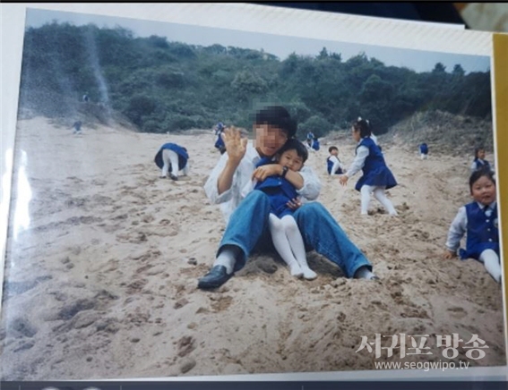 ▲ 오래전, 중문해수욕장 해안사구에서 모래 썰매를 타는 사진. 중문 해안사구는 높은 경사도 때문에 옛날에 모레 썰매를 탔던 장소이기도 하다.(사진 제공 : 고승희)