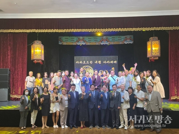 고려극장 공연을 보고 출연진 배우들과 함께