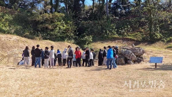 예비검속 학살터에서 문화해설사로 부터 해설을 듣고있다.