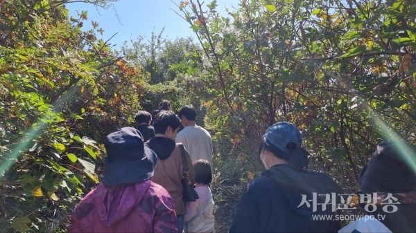 일제강점기 일본군 지하벙커에서 해설사의 해설을 듣고있다.