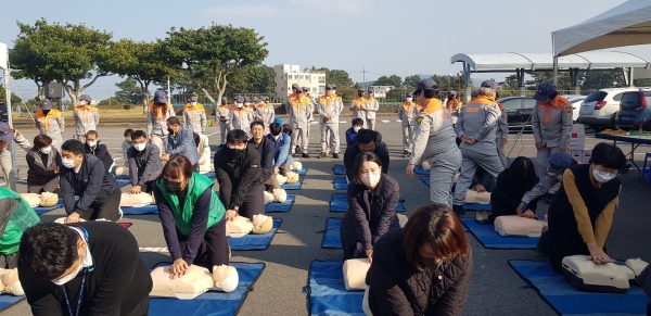 성산읍 의용소방대가 주최한 소방안전체험 행사에서 심폐소생술을 하고 있다.