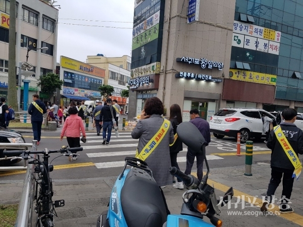 중앙로타리서 등굣길 학교폭력 및 교통사고예방 캠페인 현장사진